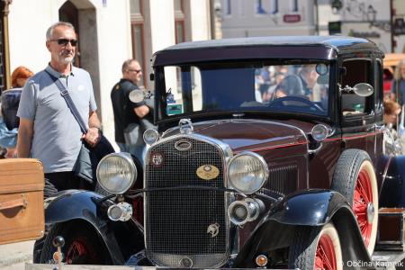 Mednarodna revija starodobnikov v Kamnik privabila ljubitelje klasičnih vozil (47)